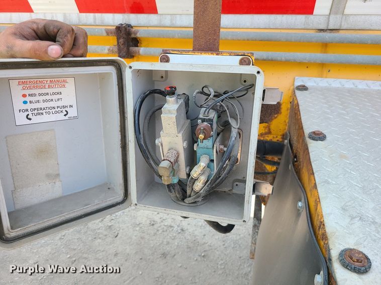 image for item LE9243 2008 Trail King Olb 236  live bottom trailer