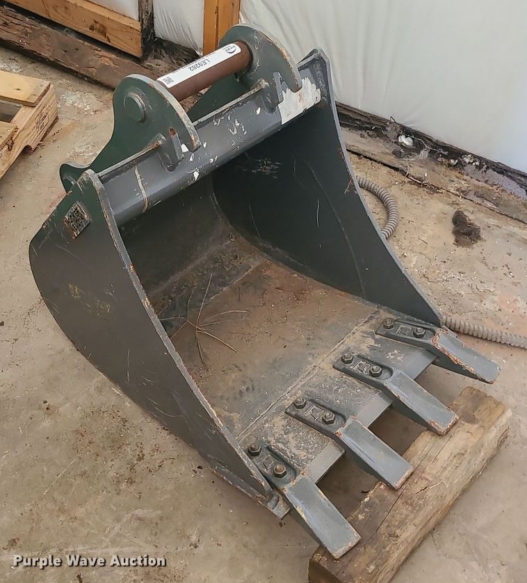 image for item LE9282 Wacker Neuson  20"W excavator bucket