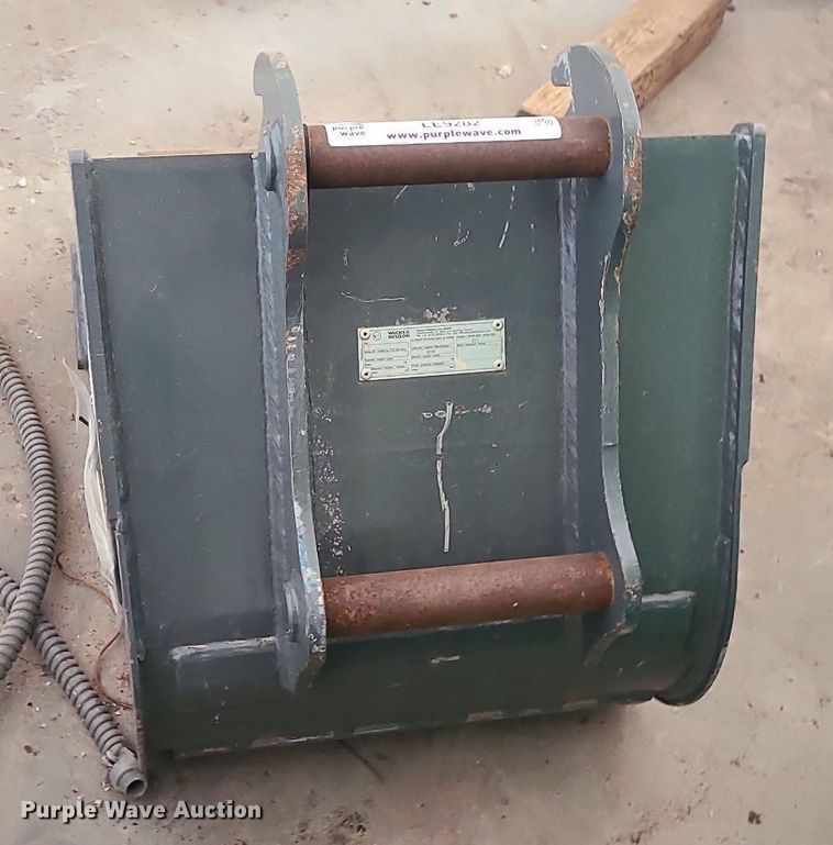 image for item LE9282 Wacker Neuson  20"W excavator bucket