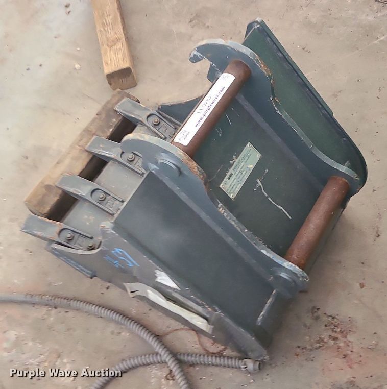 image for item LE9282 Wacker Neuson  20"W excavator bucket