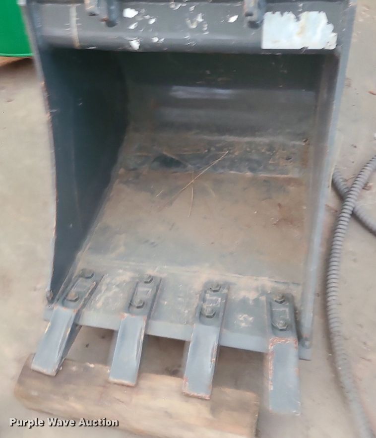 image for item LE9282 Wacker Neuson  20"W excavator bucket