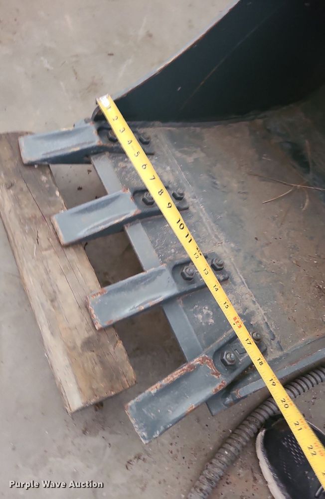 image for item LE9282 Wacker Neuson  20"W excavator bucket