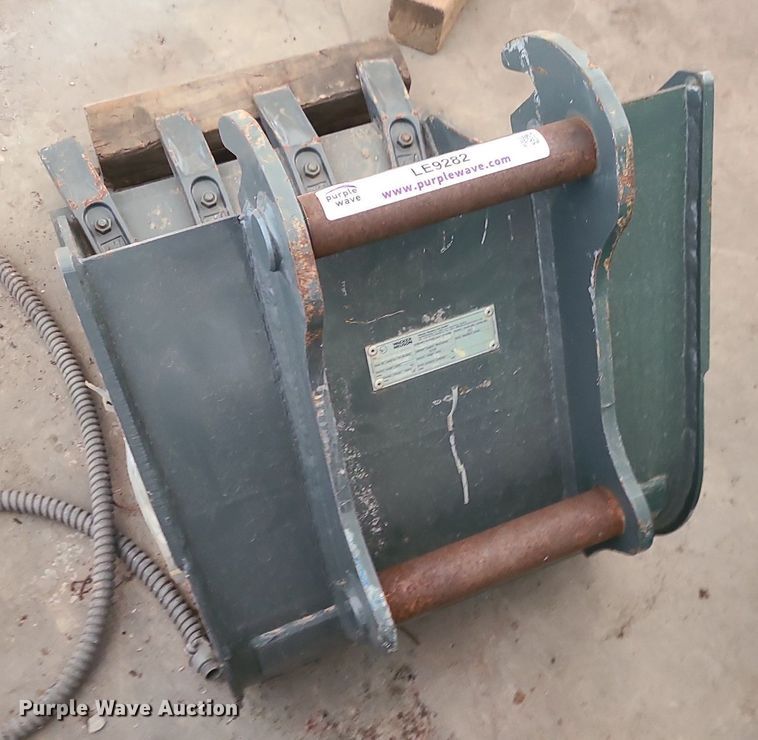 image for item LE9282 Wacker Neuson  20"W excavator bucket