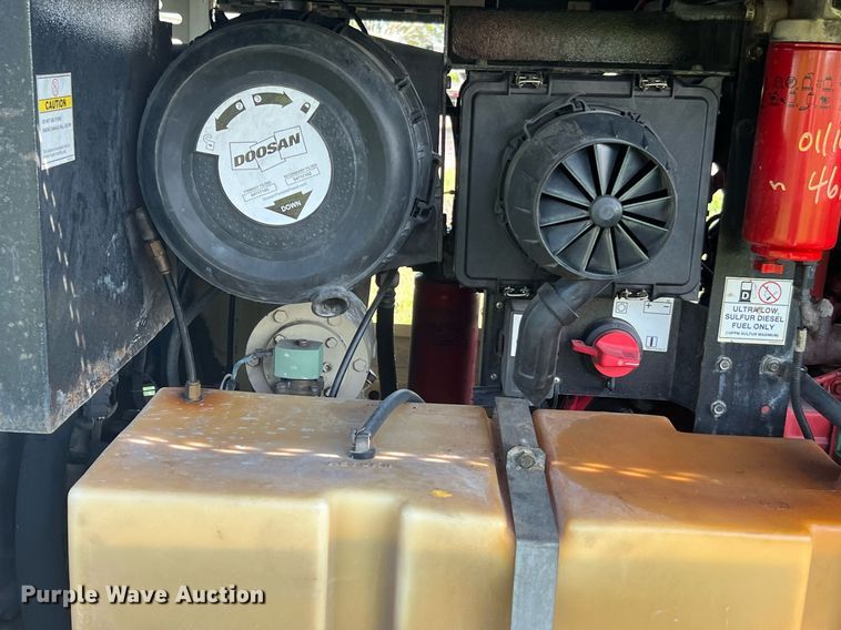 image for item LF9299 2015 Doosan P425/HP375WCU-T4I  air compressor