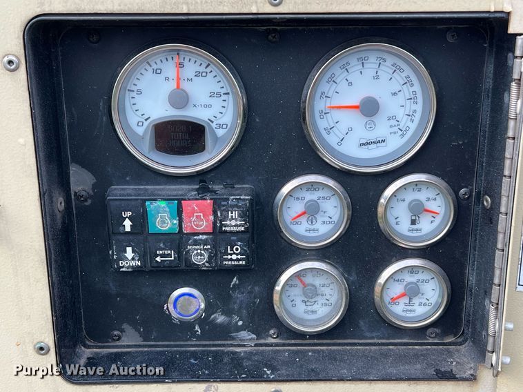 image for item LF9312 2015 Doosan P425/HP375 air compressor