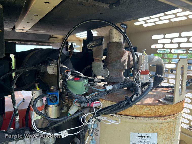 image for item LF9315 2014 Doosan P425/HP275WCU-141  air compressor