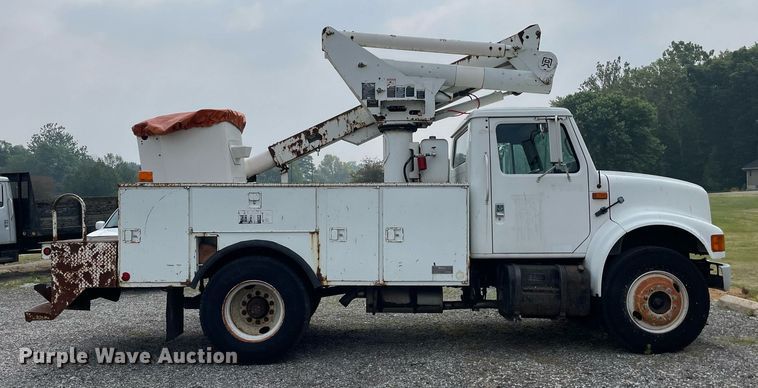image for item LJ9762 1993 International 4700  bucket truck