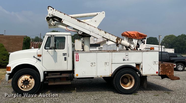 image for item LJ9762 1993 International 4700  bucket truck