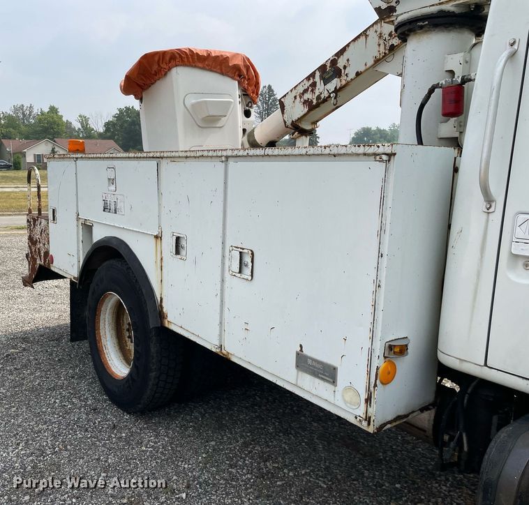 image for item LJ9762 1993 International 4700  bucket truck