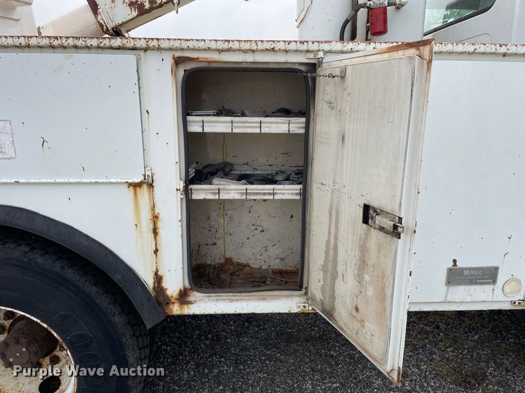 image for item LJ9762 1993 International 4700  bucket truck