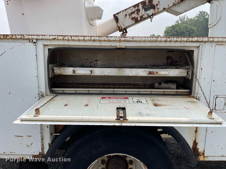 image for item LJ9762 1993 International 4700  bucket truck