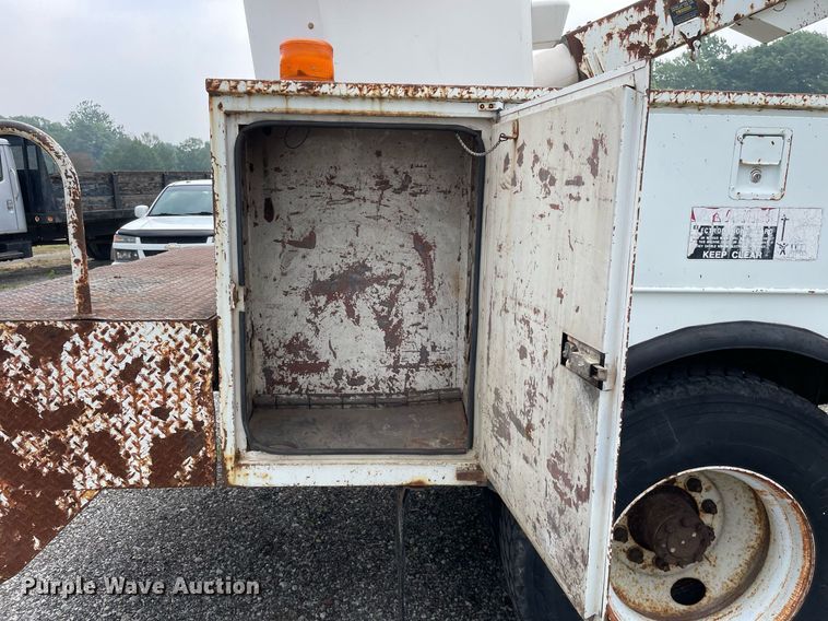 image for item LJ9762 1993 International 4700  bucket truck