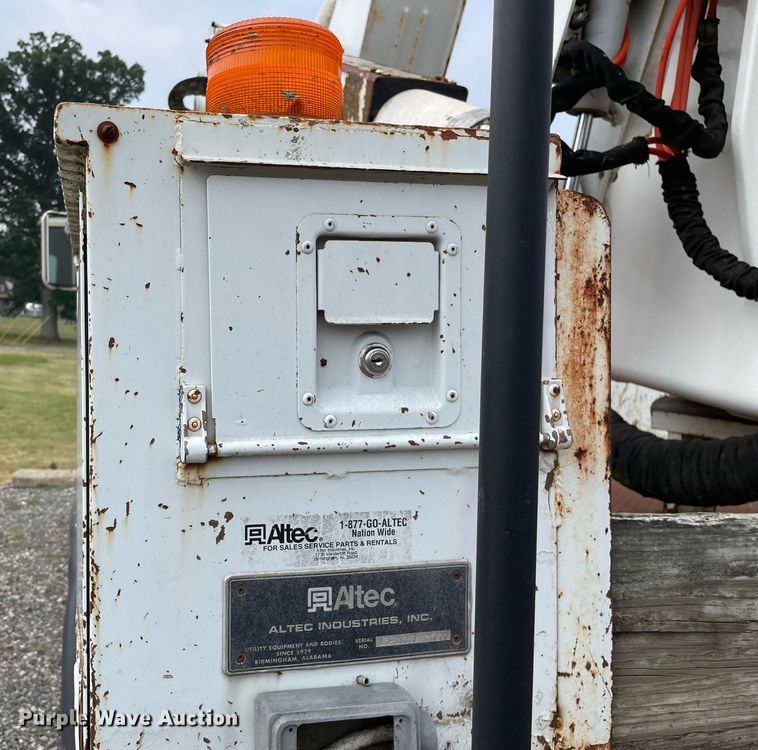 image for item LJ9762 1993 International 4700  bucket truck