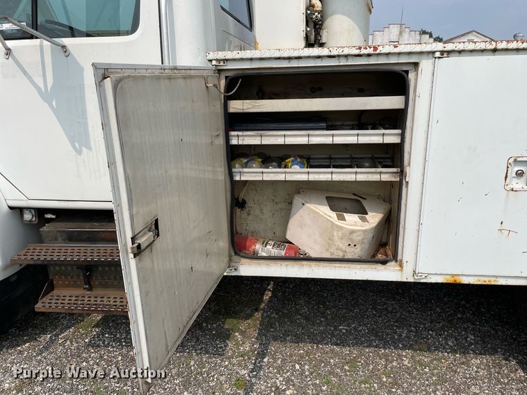 image for item LJ9762 1993 International 4700  bucket truck