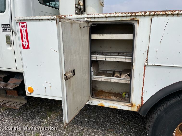 image for item LJ9762 1993 International 4700  bucket truck