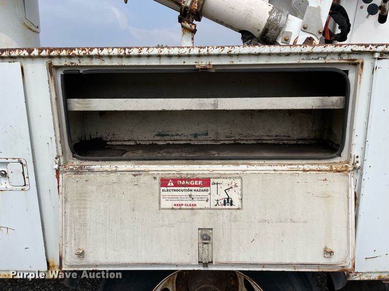 image for item LJ9762 1993 International 4700  bucket truck