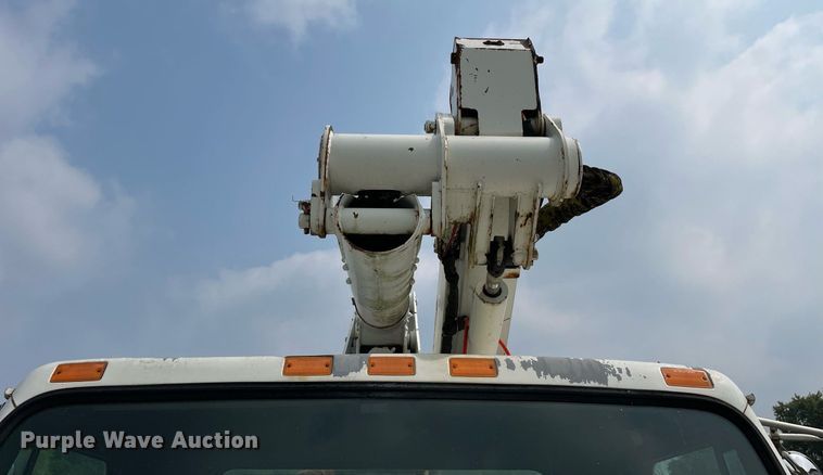 image for item LJ9762 1993 International 4700  bucket truck