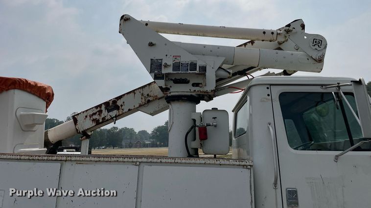 image for item LJ9762 1993 International 4700  bucket truck