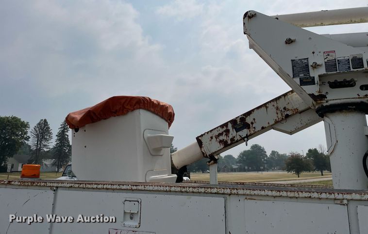 image for item LJ9762 1993 International 4700  bucket truck