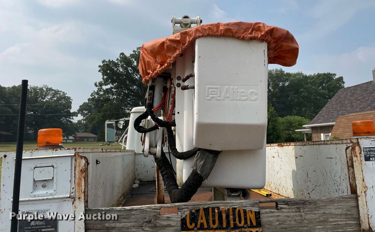 image for item LJ9762 1993 International 4700  bucket truck