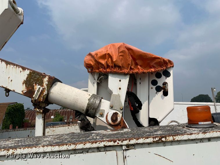 image for item LJ9762 1993 International 4700  bucket truck