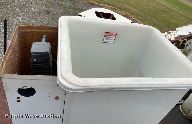 image for item LJ9762 1993 International 4700  bucket truck