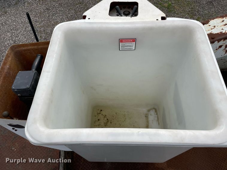 image for item LJ9762 1993 International 4700  bucket truck