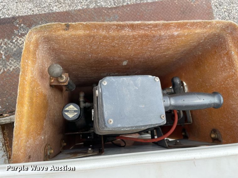 image for item LJ9762 1993 International 4700  bucket truck