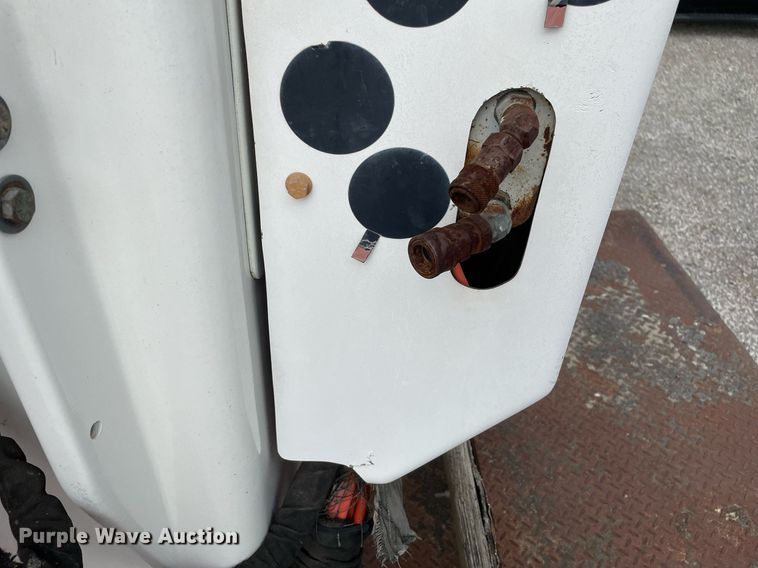 image for item LJ9762 1993 International 4700  bucket truck