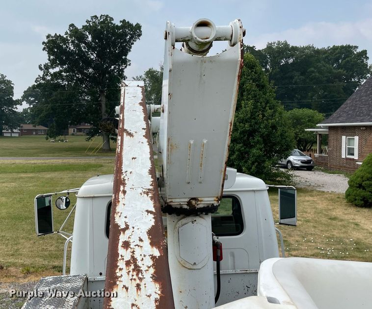 image for item LJ9762 1993 International 4700  bucket truck