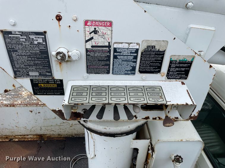 image for item LJ9762 1993 International 4700  bucket truck