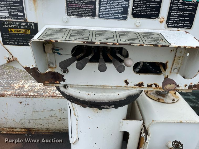 image for item LJ9762 1993 International 4700  bucket truck