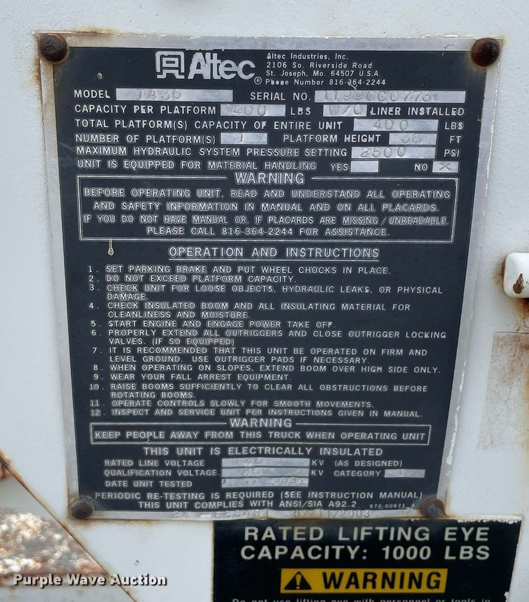 image for item LJ9762 1993 International 4700  bucket truck