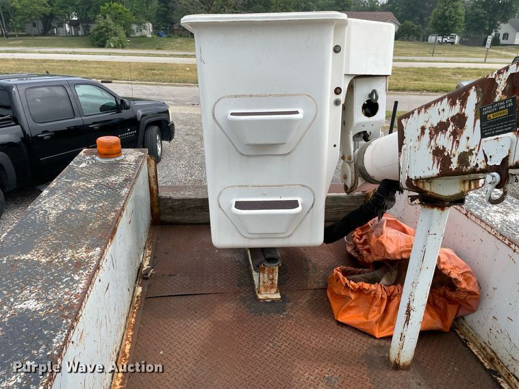 image for item LJ9762 1993 International 4700  bucket truck