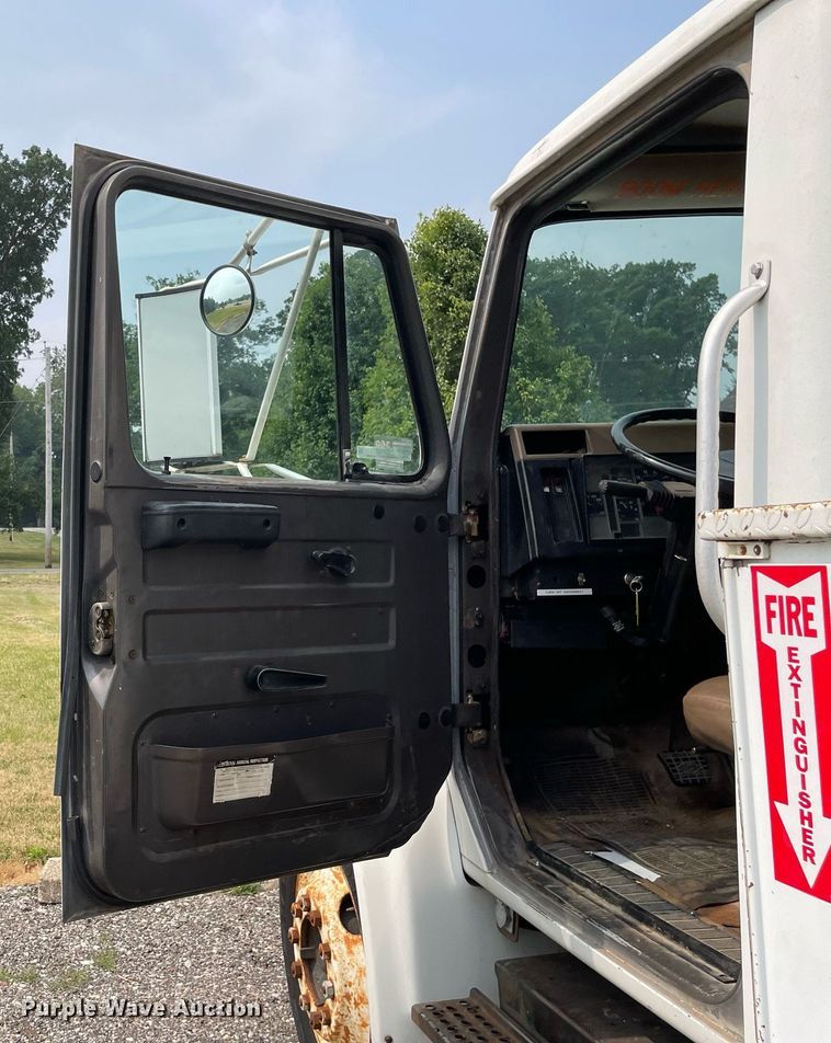 image for item LJ9762 1993 International 4700  bucket truck