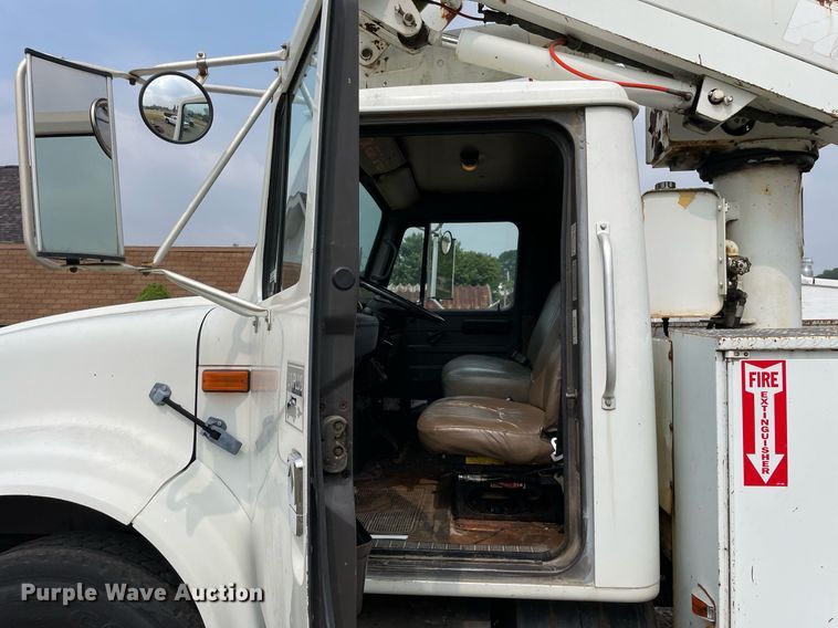 image for item LJ9762 1993 International 4700  bucket truck