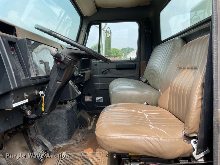 image for item LJ9762 1993 International 4700  bucket truck