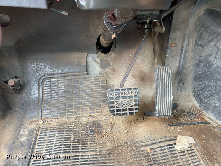 image for item LJ9762 1993 International 4700  bucket truck