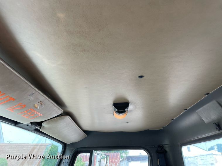 image for item LJ9762 1993 International 4700  bucket truck