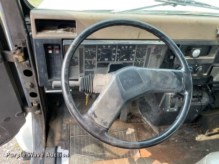 image for item LJ9762 1993 International 4700  bucket truck