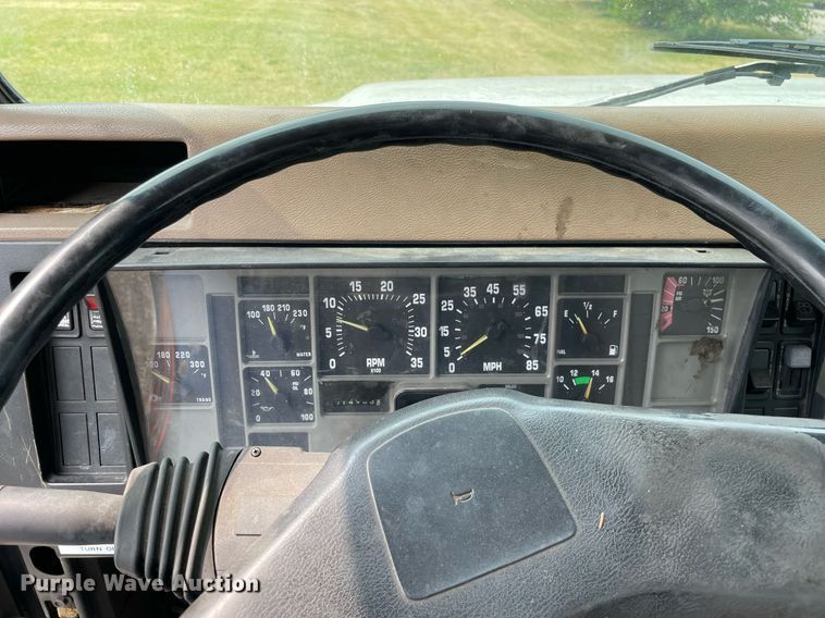 image for item LJ9762 1993 International 4700  bucket truck