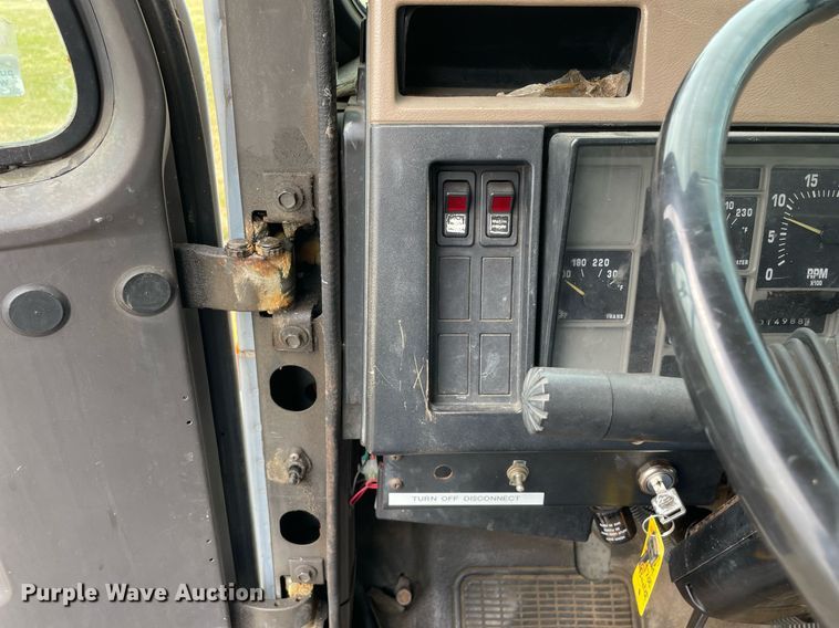 image for item LJ9762 1993 International 4700  bucket truck