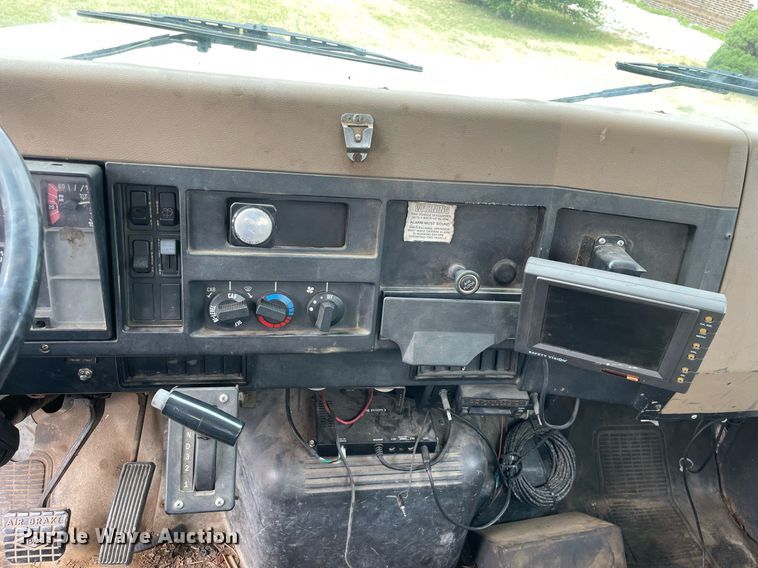 image for item LJ9762 1993 International 4700  bucket truck