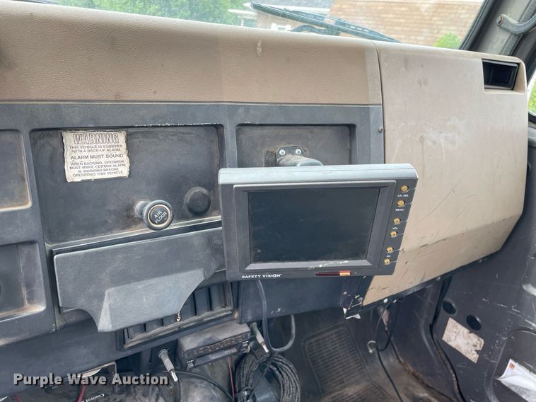 image for item LJ9762 1993 International 4700  bucket truck