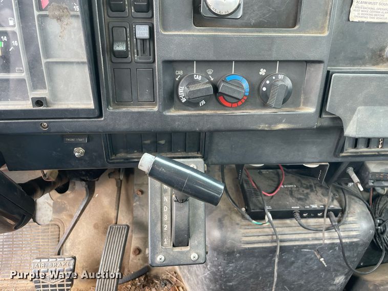 image for item LJ9762 1993 International 4700  bucket truck