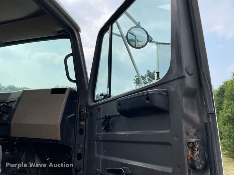 image for item LJ9762 1993 International 4700  bucket truck