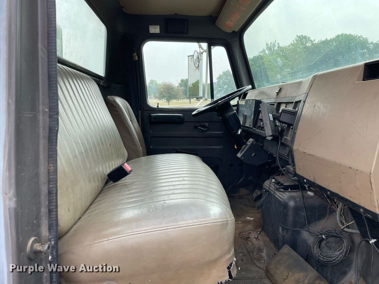 image for item LJ9762 1993 International 4700  bucket truck