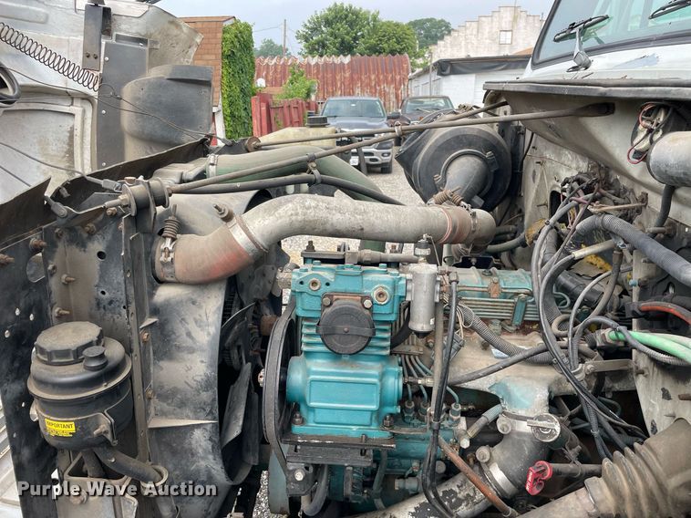 image for item LJ9762 1993 International 4700  bucket truck