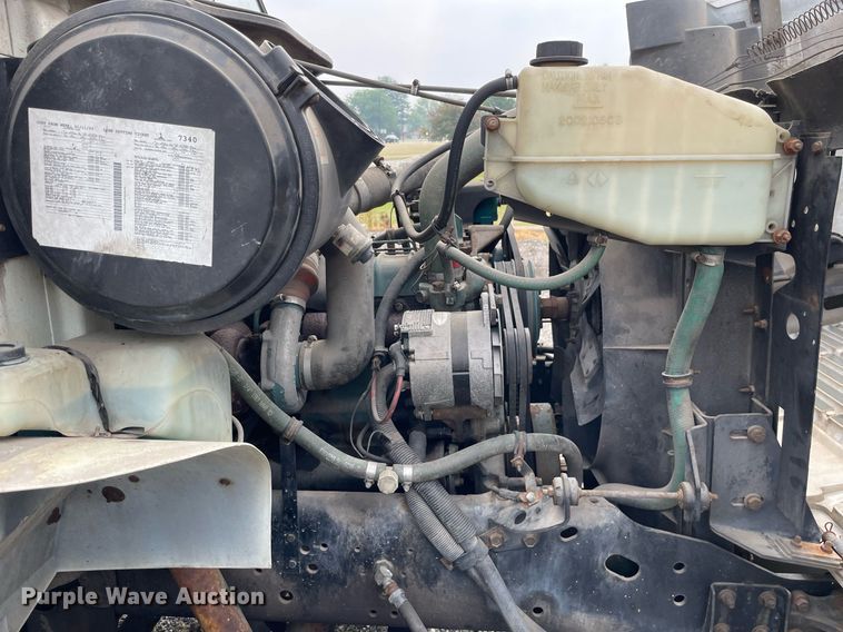 image for item LJ9762 1993 International 4700  bucket truck