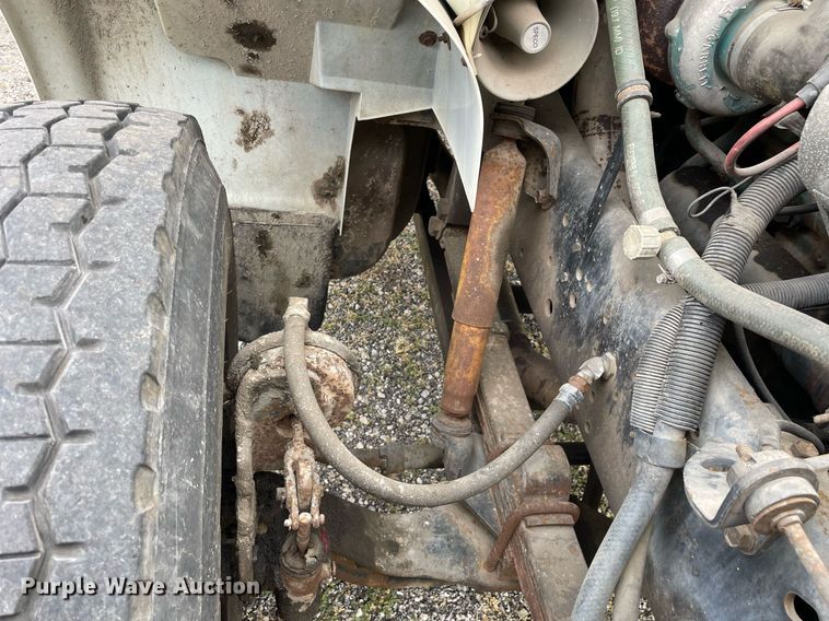 image for item LJ9762 1993 International 4700  bucket truck